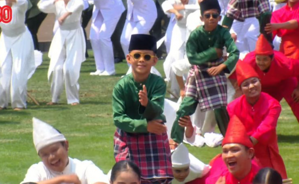 tarian pacu jalur HUT ke-80 RI
