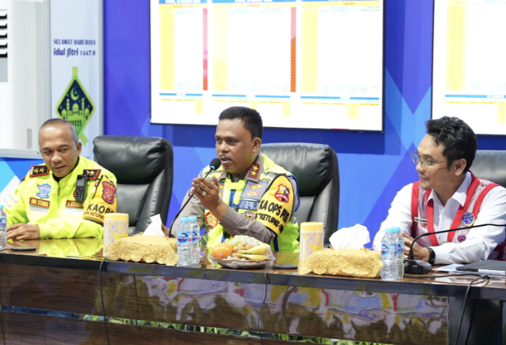 Kakorlantas Polri Irjen Pol. Agus Suryonugroho meninjau Pos Terpadu KM 57
