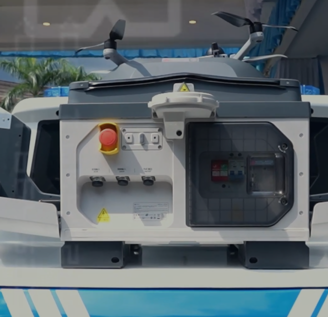 Korps Lalu Lintas Polri terus melakukan transformasi digital dalam mendukung pengawasan dan penegakan hukum di bidang lalu lintas. Melalui pemanfaatan teknologi modern, Korlantas Polri menghadirkan sistem ETLE Drone Patrol Presisi sebagai bagian dari upaya meningkatkan keamanan, ketertiban, dan keselamatan di jalan raya. Inovasi ini menjadi langkah nyata Korlantas Polri dalam mengembangkan sistem pengawasan lalu lintas berbasis teknologi yang lebih efektif, akurat, dan modern. Kehadiran ETLE Drone Patrol Presisi memungkinkan pemantauan kondisi lalu lintas dilakukan secara lebih luas dan real time, termasuk untuk mendeteksi berbagai potensi pelanggaran di jalan. Selain drone patroli, Korlantas Polri juga memperkuat sistem pengawasan melalui teknologi ETLE Speedcam. Teknologi tersebut berfungsi untuk memantau kecepatan kendaraan secara otomatis guna menekan potensi pelanggaran batas kecepatan yang kerap menjadi penyebab kecelakaan lalu lintas. Tak hanya itu, Korlantas Polri juga memperkenalkan sistem Traffic Vehicle Accounting sebagai bagian dari pengembangan data dan pengelolaan kendaraan berbasis digital. Sistem ini diharapkan mampu mendukung pengawasan kendaraan secara lebih terintegrasi dan presisi. Pemanfaatan teknologi modern dalam sistem lalu lintas menjadi bagian dari komitmen Polri untuk menghadirkan pelayanan yang profesional, transparan, dan adaptif terhadap perkembangan zaman. Inovasi digital tersebut juga diharapkan dapat meningkatkan kesadaran masyarakat dalam berlalu lintas sekaligus mendukung terciptanya budaya tertib di jalan raya. Korlantas Polri Hadirkan ETLE Drone Patrol Presisi untuk Awasi Lalu Lintas