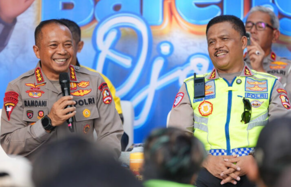 Di kawasan Tugu Proklamasi, Jakarta, sebanyak 550 pengemudi ojek online menerima bantuan sosial dari Kepolisian Republik Indonesia (Polri) pada Rabu, 10 Juni 2026. Penyaluran bantuan ini merupakan bagian dari rangkaian peringatan Hari Ulang Tahun (HUT) Bhayangkara ke-80 yang akan dirayakan pada 1 Juli 2026. Kegiatan tersebut dihadiri oleh Komjen Pol. Ramdani Hidayat selaku Dankor Brimob yang juga menjabat Ketua Panitia HUT Bhayangkara ke-80. Turut hadir pula Kakorlantas Polri Irjen Pol. Agus Suryonugroho, yang bertugas menjadi koordinator bakti sosial. Komjen Pol. Ramdani Hidayat menyatakan bahwa kegiatan dalam rangkaian HUT Bhayangkara tahun ini tidak hanya bersifat seremoni, melainkan juga diwujudkan lewat program sosial langsung kepada masyarakat. Sebelumnya, Polri telah memberikan bantuan sosial dan layanan kesehatan kepada korban kebakaran di Kemayoran, Jakarta Pusat. "Alhamdulillah hari ini (10 Juni 2026) kami bisa melaksanakan kegiatan bersama komunitas ojol yang berjumlah sekitar 550 orang. Kegiatan bakti sosial, bantuan sosial, dan bakti kesehatan akan terus berlanjut, tidak hanya menjelang 1 Juli saja, tapi insyaallah sepanjang tahun," ungkap Komjen Ramdani. Ia menegaskan bahwa kegiatan ini sesuai dengan tema HUT Bhayangkara ke-80, yakni "Polri untuk Masyarakat". Komitmen Polri adalah agar kehadiran mereka dirasakan secara nyata oleh warga. "Mudah-mudahan pengabdian kami kepada masyarakat bisa terwujud. Kehadiran Polri benar-benar dibutuhkan masyarakat. Kami juga terbuka menerima masukan dan saran untuk meningkatkan pelayanan," tambah Komjen Ramdani. Dalam kesempatan yang sama, Komjen Ramdani menyampaikan salam dari Kapolri Jenderal Polisi Listyo Sigit Prabowo kepada komunitas ojek online sebagai mitra strategis Polri di lapangan. Ia berharap sinergi yang terjalin dapat terus dijaga demi peningkatan pelayanan kepada masyarakat. Sementara itu, Kakorlantas Polri Irjen Pol. Agus Suryonugroho menjelaskan bahwa bantuan sosial kepada komunitas ojol merupakan bagian dari rangkaian bakti sosial dalam perayaan HUT ke-80 Bhayangkara. Menurutnya, pengemudi ojek online memiliki peran penting dalam mendukung keamanan dan ketertiban umum karena keberadaan mereka yang sering di jalan raya. "Hari ini kami berikan bantuan sosial kepada rekan-rekan ojol. Ojol adalah sahabat Polri. Kami tak hanya berdiskusi, tetapi juga menyiapkan pembentukan Ojol Nusantara," jelas Irjen Agus. Ia menambahkan bahwa komunitas ojol memudahkan Polri mendapatkan informasi secara cepat terkait berbagai kejadian di jalan dan di lingkungan sekitar. "Kami membangun komunikasi bersama agar info dapat segera diterima dan ditindaklanjuti." Irjen Agus juga mengajak para pengemudi ojol untuk menjadi pelopor keselamatan berlalu lintas. Ia menyoroti masih adanya pelanggaran seperti melawan arus dan penggunaan pelat nomor tidak sesuai aturan. "Kami ingin ojol dan pengguna jalan lain tertib berlalu lintas agar terhindar dari kecelakaan maupun pelanggaran. Pendekatan kami adalah merangkul dan mengedukasi," pungkasnya. Lebih lanjut, program bakti sosial HUT Bhayangkara ke-80 akan dilaksanakan serentak oleh jajaran Polda dan Polres di seluruh Indonesia. Kegiatan ini mencakup penyaluran sekitar 300 ribu paket bantuan sosial, penyediaan air bersih di beberapa daerah, bedah rumah dengan target 130 unit, pembersihan tempat ibadah, dan penghijauan lewat penanaman pohon. 550 Pengemudi Ojol Terima Bantuan, Polri Dorong Budaya Tertib Berlalu Lintas