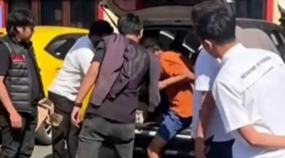 Kasus pembunuhan kerap menjadi perhatian luas masyarakat dalam waktu singkat. Namun, respons cepat jajaran reserse bukan semata-mata karena tekanan opini publik. Di balik pengungkapan sebuah perkara terdapat tahapan penyelidikan yang dilakukan secara sistematis, mulai dari mengumpulkan informasi hingga memastikan bukti yang mendukung setiap langkah penegakan hukum. Semangat #ReserseBekerja yang menjadi bagian dari kinerja jajaran reserse di bawah pembinaan Bareskrim Polri menempatkan fakta dan alat bukti sebagai landasan utama. Hal tersebut tercermin dalam pengungkapan kasus pembunuhan di Kabupaten Bantaeng, Sulawesi Selatan, pada awal September 2026. Perkara bermula ketika Polres Bantaeng menerima laporan dari istri korban, Andy Yanto (53), pada Selasa dini hari, 1 September 2026. Korban yang merupakan warga Desa Birea, Kecamatan Pajukukang, ditemukan meninggal dunia. Laporan tersebut kemudian segera ditindaklanjuti personel reserse dengan melakukan penyelidikan di lapangan. Kepala Unit Resmob Ditreskrimum Polda Sulawesi Selatan Komisaris Polisi Wawan Suryadinata mengatakan, penyelidikan mengarah kepada Syarifuddin alias Pudding (40) sebagai orang yang diduga terlibat dalam perkara tersebut. Petugas kemudian menelusuri keberadaan yang bersangkutan hingga mendapatkan informasi bahwa ia diduga bergerak meninggalkan Bantaeng menuju Makassar. Informasi itu langsung menjadi dasar bagi Tim Unit Reaksi Cepat Resmob bersama Satreskrim Polres Bantaeng untuk melakukan pengejaran. Sebanyak 12 personel dikerahkan dan melakukan penyekatan terhadap kendaraan yang diduga digunakan terduga pelaku. Pengejaran berakhir di Jalan Poros Limbung, Kabupaten Gowa. Polisi berhasil mengamankan Syarifuddin pada Rabu sekitar pukul 03.30 WITA, atau kurang lebih empat jam setelah tim bergerak melakukan pengejaran. Rangkaian tersebut memperlihatkan pola kerja yang terukur, yakni mengidentifikasi pihak yang diduga terlibat, menganalisis informasi, kemudian mengambil tindakan. Keterangan mengenai dugaan motif juga disampaikan setelah proses pemeriksaan awal. Polisi menyebut persoalan utang-piutang senilai Rp6 juta diduga menjadi pemicu perselisihan. Utang tersebut disebut berkaitan dengan pinjaman sekitar dua tahun sebelumnya. Persoalan kemudian berkembang menjadi cekcok hingga dugaan penyerangan menggunakan pisau. Pendekatan serupa terlihat dalam penanganan perkara pembunuhan lain di Demak, Jawa Tengah. Ditreskrimum Polda Jawa Tengah melakukan olah tempat kejadian perkara, autopsi, serta proses identifikasi terhadap korban sebelum mengungkap perkara dan menangkap pelaku dalam waktu dua hari. Motif kemudian dijelaskan setelah tersangka menjalani pemeriksaan. Prinsip berbasis fakta juga diterapkan dalam perkara berskala besar. Dalam kasus gagal bayar Dana Syariah Indonesia yang menjadi perhatian publik hingga DPR, Bareskrim menegaskan bahwa penetapan tersangka dilakukan setelah alat bukti dinilai mencukupi. Untuk memperkuat keterbukaan, Bareskrim juga menyediakan Sentra Pelayanan Konsultasi Reserse sebagai ruang komunikasi antara pelapor dan penyidik, termasuk melalui konferensi video. Pendekatan tersebut sejalan dengan pentingnya pembuktian ilmiah agar proses penanganan perkara tetap objektif dan tidak terjebak spekulasi. Dari Bantaeng hingga Demak dan perkara yang mendapat perhatian di Jakarta, pola kerjanya memiliki prinsip yang sama. Kecepatan merupakan hasil dari proses yang terukur, sementara fondasinya adalah fakta yang terverifikasi, bukti yang memadai, koordinasi, serta komunikasi yang dilakukan sesuai perkembangan penyidikan. Itulah gambaran #ReserseBekerja: bergerak cepat ketika dibutuhkan, namun tetap menjadikan fakta dan pembuktian sebagai pijakan utama dalam setiap penanganan perkara