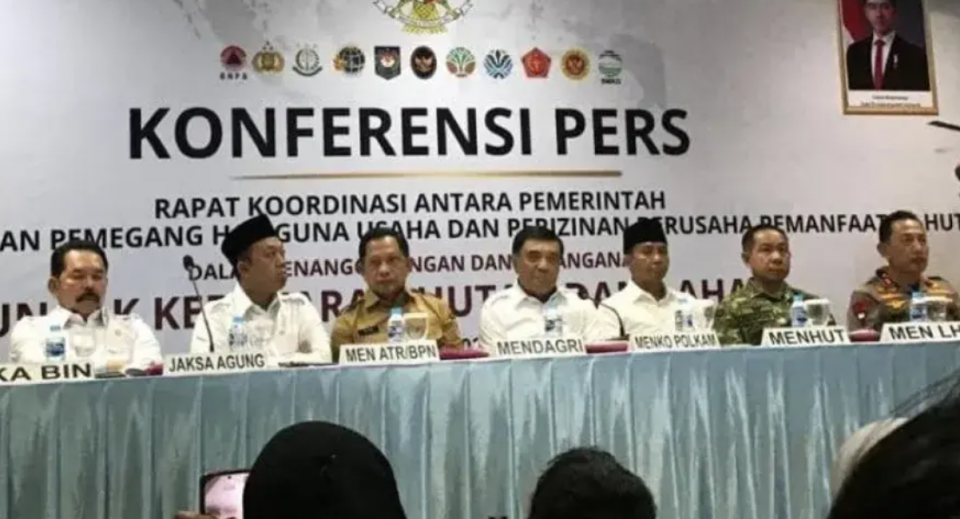 JAKARTA - Penanganan kebakaran hutan dan lahan (karhutla) di wilayah Sumatra dan Kalimantan terus dikembangkan Polri. Bareskrim Polri bersama jajaran Polda menindaklanjuti laporan yang masuk dengan mengedepankan proses penyelidikan dan penyidikan untuk memastikan dugaan tindak pidana diproses berdasarkan bukti. Kapolri Jenderal Polisi Listyo Sigit Prabowo menyampaikan perkembangan penanganan karhutla tersebut dalam rapat terbatas bersama Presiden Prabowo Subianto, Senin (7/9/2026). Dalam kesempatan itu, tercatat 200 laporan karhutla sedang ditangani Bareskrim Polri bersama jajaran Polda di sejumlah wilayah. Dari ratusan laporan tersebut, sebanyak 138 orang telah ditetapkan sebagai tersangka. Rinciannya, 119 orang diduga melakukan pembakaran secara sengaja, sedangkan 19 lainnya berkaitan dengan dugaan kelalaian. Proses pengembangan perkara masih berlangsung sehingga jumlah tersebut dapat berubah sesuai hasil penyelidikan lebih lanjut. Penanganan hukum tidak hanya menyasar individu. Polri juga tengah memproses delapan korporasi yang berkaitan dengan dugaan karhutla. Di sisi lain, pemeriksaan dilakukan terhadap 60 perusahaan yang sebelumnya telah memperoleh sanksi administratif berupa pembekuan maupun pencabutan izin. Pemeriksaan itu bertujuan memastikan ada atau tidaknya unsur pidana dalam perkara yang ditangani. Penguatan penegakan hukum juga dilakukan di daerah. Polresta Pangkalpinang bersama Pemerintah Kota Pangkalpinang dan Kejaksaan Negeri Kota Pangkalpinang menggelar rapat koordinasi penanggulangan karhutla pada Selasa (8/9/2026). Koordinasi tersebut menjadi bagian dari langkah memperkuat pencegahan sekaligus kesiapan penindakan apabila ditemukan pelanggaran. Kapolresta Pangkalpinang Kombes Pol Indra Wijatmiko menegaskan bahwa pembakaran hutan dan lahan secara sengaja yang mengakibatkan kebakaran meluas dapat diproses secara pidana. Penanganannya mengacu pada ketentuan hukum yang berlaku, termasuk Undang-Undang Nomor 32 Tahun 2009 tentang Perlindungan dan Pengelolaan Lingkungan Hidup serta Kitab Undang-Undang Hukum Pidana. Rangkaian penanganan tersebut menunjukkan bahwa pemberantasan karhutla membutuhkan kerja berlapis, mulai dari penerimaan laporan, pengumpulan informasi, pemeriksaan, hingga pengembangan perkara. Setiap langkah diarahkan untuk memastikan tindakan hukum tidak hanya cepat, tetapi juga memiliki dasar bukti yang kuat. Pola kerja tersebut menjadi bagian dari #ReserseBekerja, ketika laporan masyarakat ditindaklanjuti dan dugaan pelanggaran dikembangkan melalui proses hukum yang profesional. Penegakan hukum terhadap karhutla diharapkan dapat memberikan kepastian sekaligus memperkuat upaya perlindungan lingkungan.