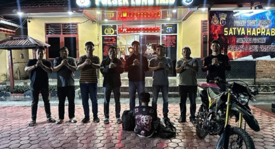 1. Resmob Polres Tanah Bumbu bersama tim lintas wilayah mengamankan terduga pembobol rumah warga Sarigadung yang sempat viral di media sosial. #ReserseBekerja