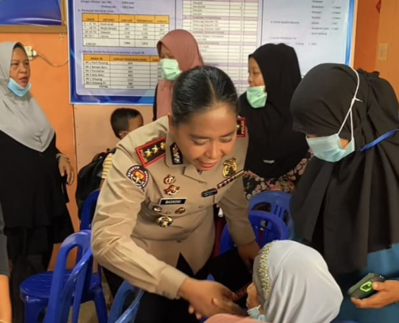 Polisi Bersama Masyarakat, Polres Agam Utamakan Kesehatan Warga di Tengah Kabut Asap